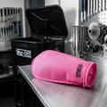Muc-Off pinker Socket Filter für 40L Teilewaschbecken auf Werkbank, umgeben von Fahrradwerkzeugen.