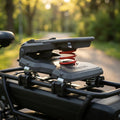 Gefederter Hamax Gepäckträger-Adapter für Caress Kindersitze auf E-Bike montiert, 120-175 mm Breite, bis 27 kg.