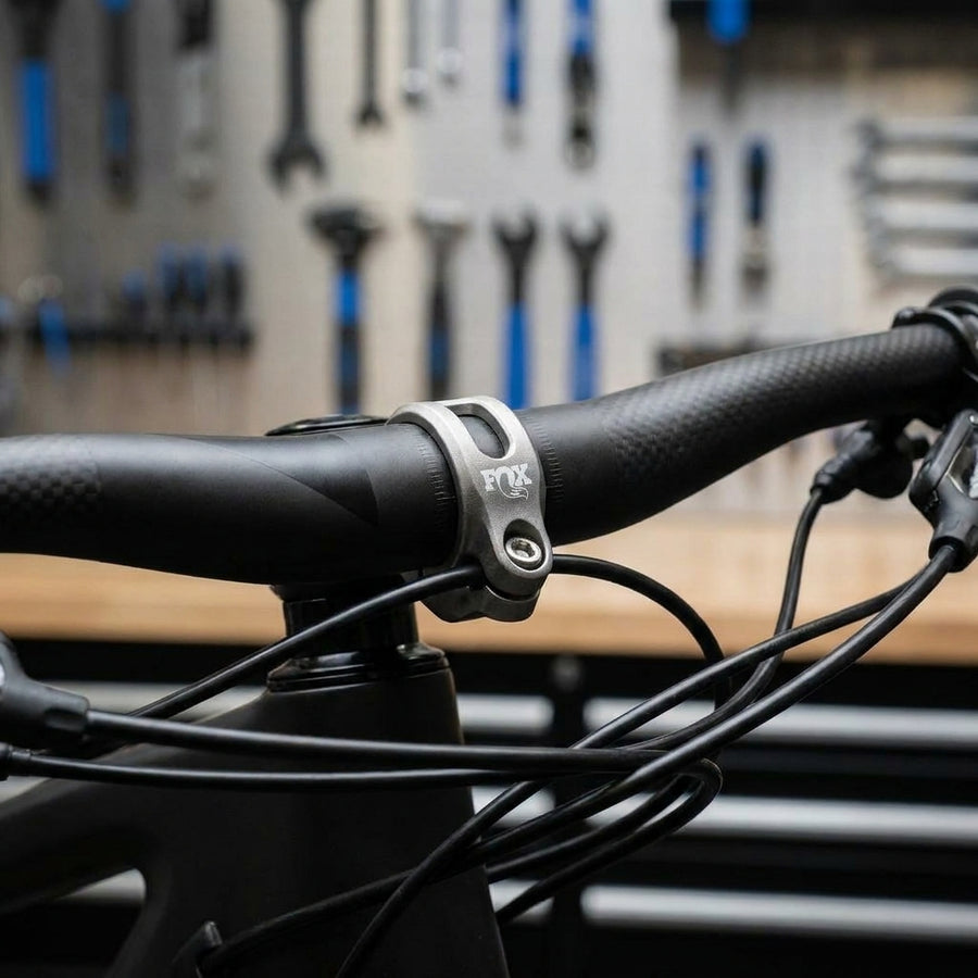 FOX Cable Hanger für 2020 SuperStrut Remote. Robuster Druckguss Kabelhalter für saubere MTB Cockpit Kabelführung. Einfache Montage.