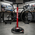 Rote Zefal Standpumpe Profil Max FP30 mit Manometer für AV SV DV Ventile, vor einem schwarzen Rennrad.