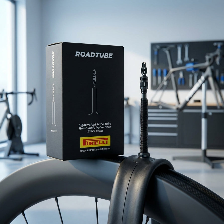 Pirelli ROADTUBE 28" Butyl-Fahrradschlauch mit 80mm SV-Ventil und schwarzem Stem auf Fahrradfelge.