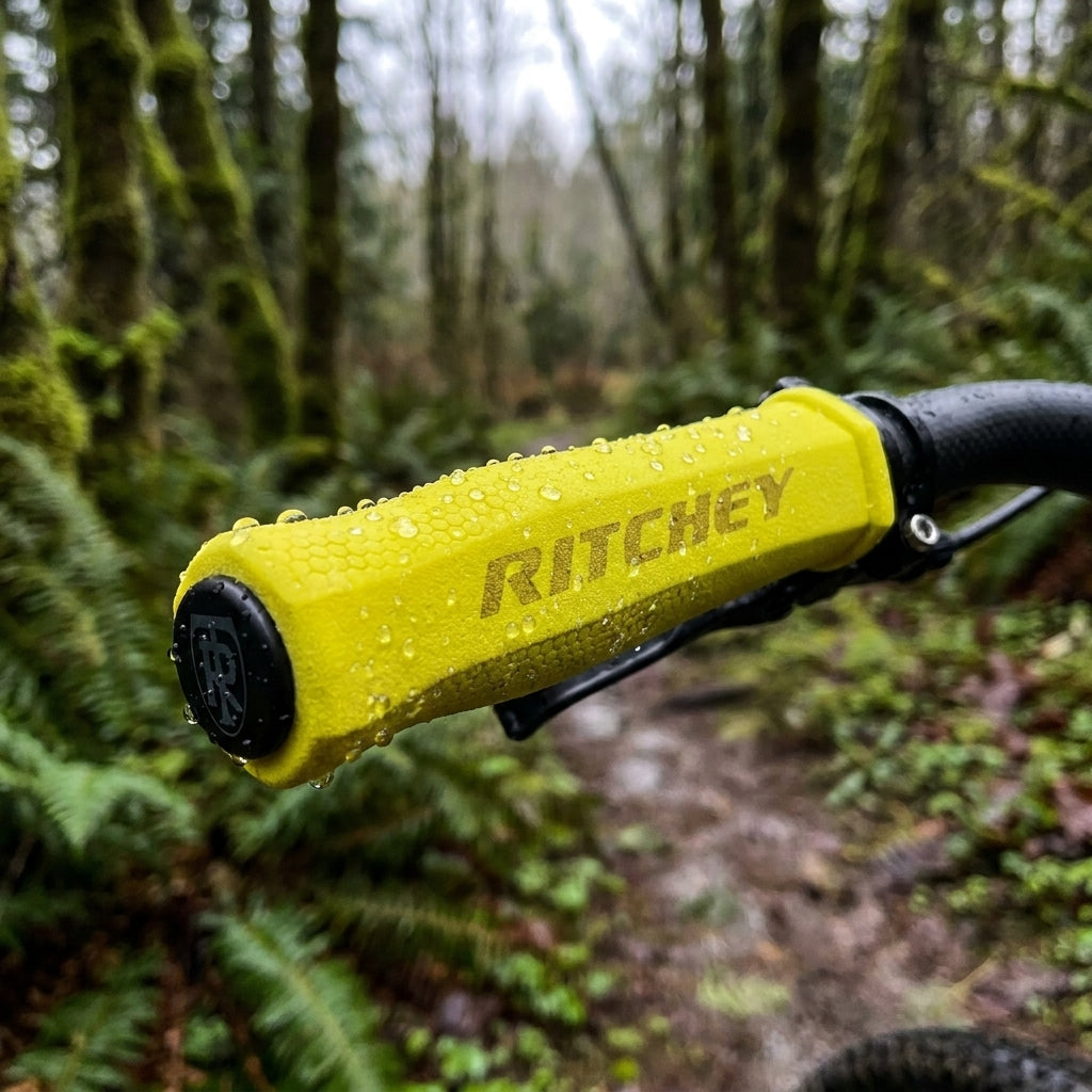 Ritchey WCS Truegrip Griff gelb, nass mit Regentropfen auf Mountainbike im Wald.