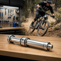FOX FLOAT 34 100mm Luftschaft Service Set für präzise Federung, im Hintergrund Mountainbiker in Action.