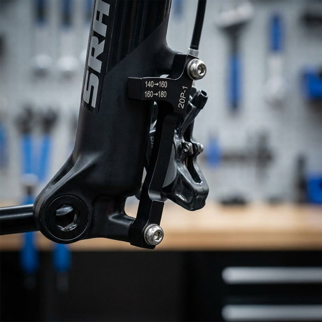 SRAM Scheibenbremsadapter Post Bracket 20P-1 für 160/180mm Bremsen, schwarz, inkl. Schrauben an Fahrradgabel montiert.