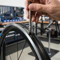 Hand montiert Campagnolo UT-WH020 magnetischen Nippeleinsatz in ein Carbon-Fahrradlaufrad.