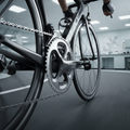 Detailaufnahme SHIMANO DURA-ACE FC-7900 52Z silbernes Kettenblatt am Rennrad in Bewegung für präzise Schaltperformance.
