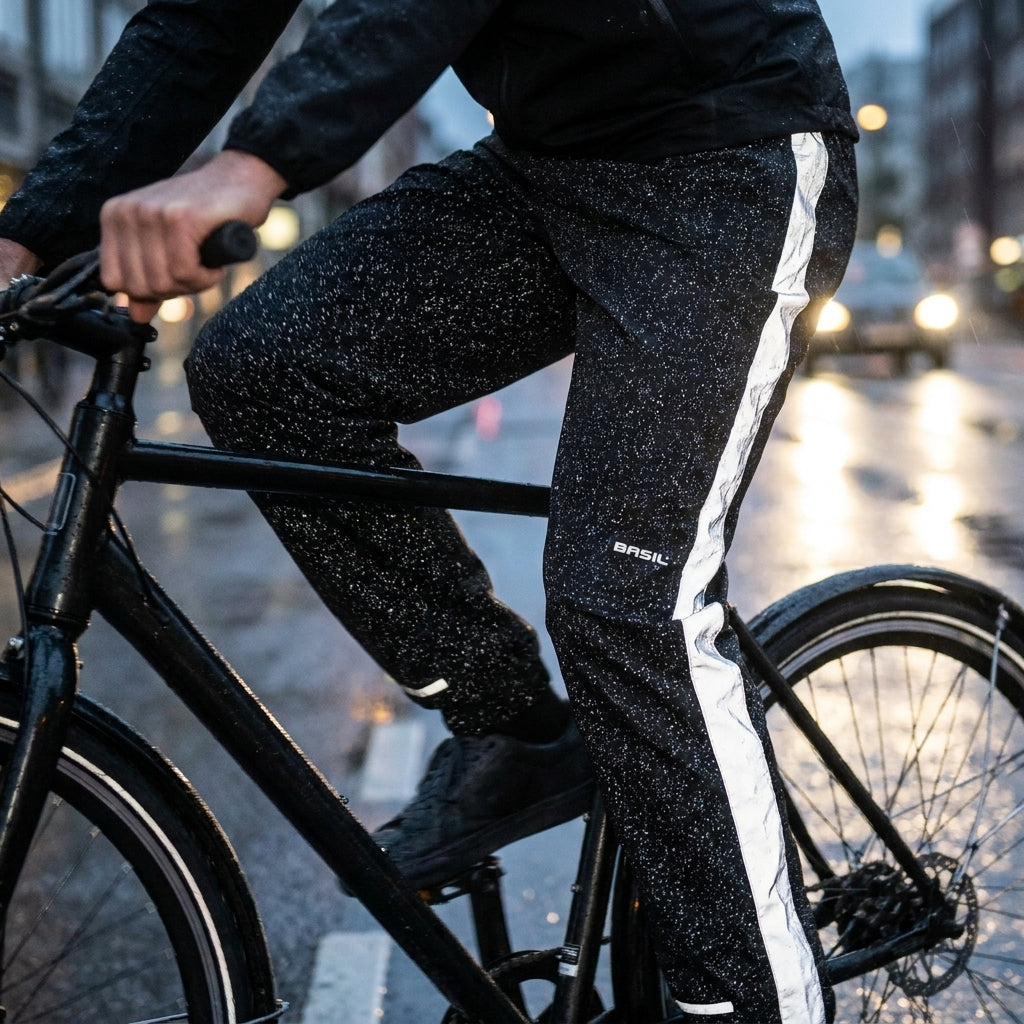 Basil Regenhose Skane Hivis Men Jet Black, reflektierend, beim Radfahren im Regen auf der Straße.