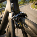 SRAM S900 Direct Mount Felgenbremse vorne am Rennrad mit SwissStop Pro Belägen auf kurviger Straße.