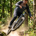 Muc-Off Langarm-Fahrradtrikot Grey Stone Leopard. Atmungsaktives Mesh-Trikot an Mountainbiker im Wald.