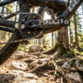 SRAM X01 Eagle Boost DUB MTB Kurbelgarnitur 170mm schwarz, leicht, am Bike in Aktion auf einem Waldtrail.
