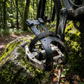 Paar schwarze MTB Pedalhaken aus robustem Kunststoff mit Riemenaufnahme für sicheren Halt auf jedem Trail und im Stadtverkehr.