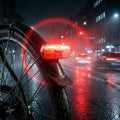 Trelock LS 812 STVZO Rücklicht am Fahrrad bei Nacht und Regen für optimale Sichtbarkeit.