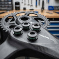 SRAM XX Kettenblattschrauben Torx 25 mit grüner Gewindesicherung auf Carbon-Kurbelarm für Hochleistungs-Antriebe.
