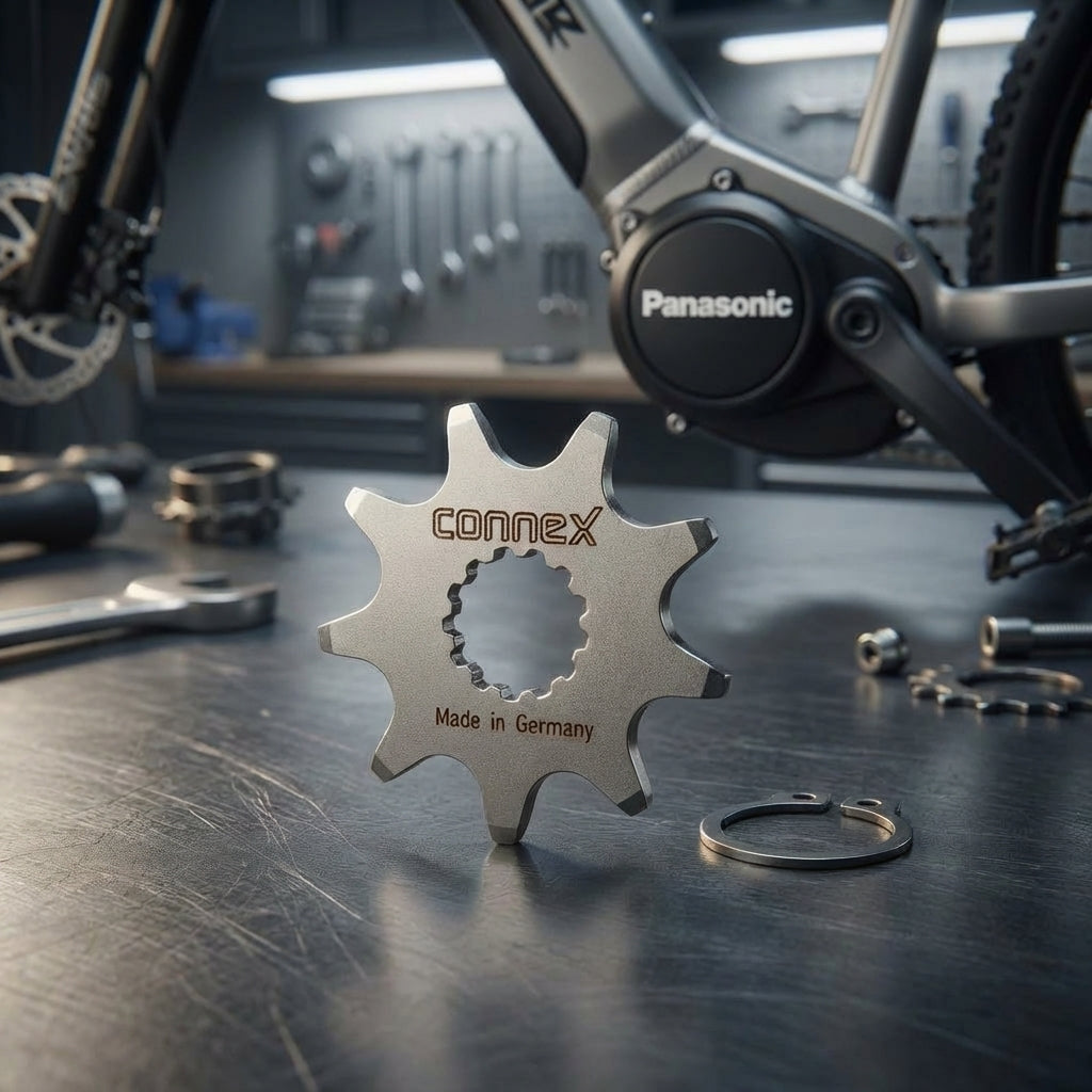 Connex E-Bike Ritzel 9 Zähne für Panasonic Motoren, verstärkt, Made in Germany, mit Sicherungsring auf Werkbank.