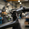 Schwarzer XLC Comp Ahead Vorbau ST-M15 auf einem Carbon-Fahrradrahmen montiert.