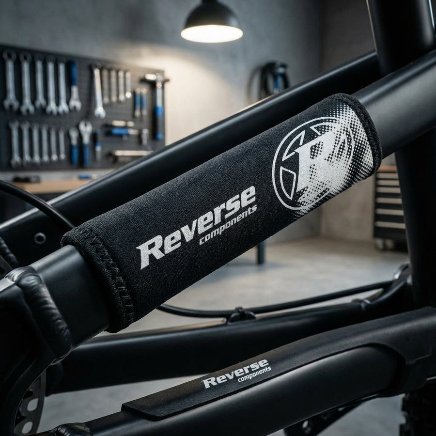 Schwarzer Reverse Kettenstrebenschutz aus Neopren für Mountainbikes zum Schutz vor Lackschäden und Kettengeräuschen.