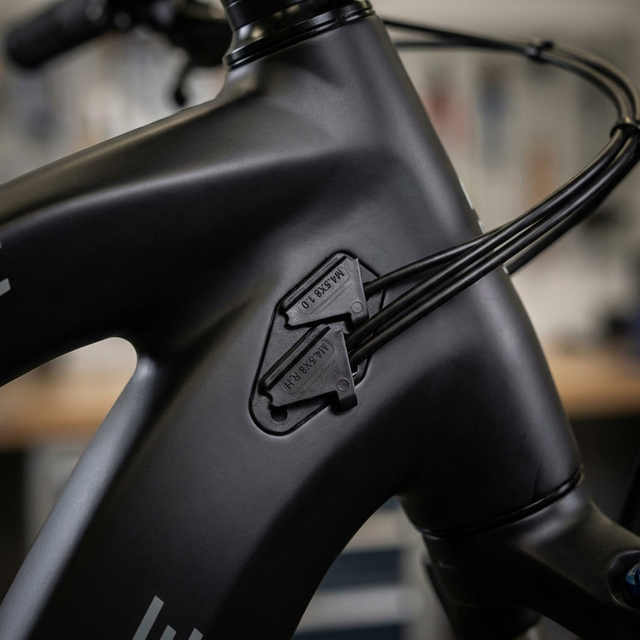 Haibike Kabeleingang für Licht-, Display- und Bremssignalkabel am schwarzen Fahrradrahmen.