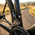 SHIMANO Umwerfer TIAGRA FD-4703 Anlöt am Rennrad für präzises 3-fach Schalten, auf Landstraße bei Sonnenuntergang.