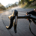 SRAM S500 Bremshebel für Road Felgenbremsen am Rennrad auf kurviger Straße.