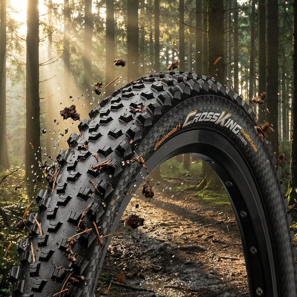 Continental Cross King II Performance faltbarer MTB-Reifen 26x2.20 auf schlammigem Waldweg, Dreck spritzt.