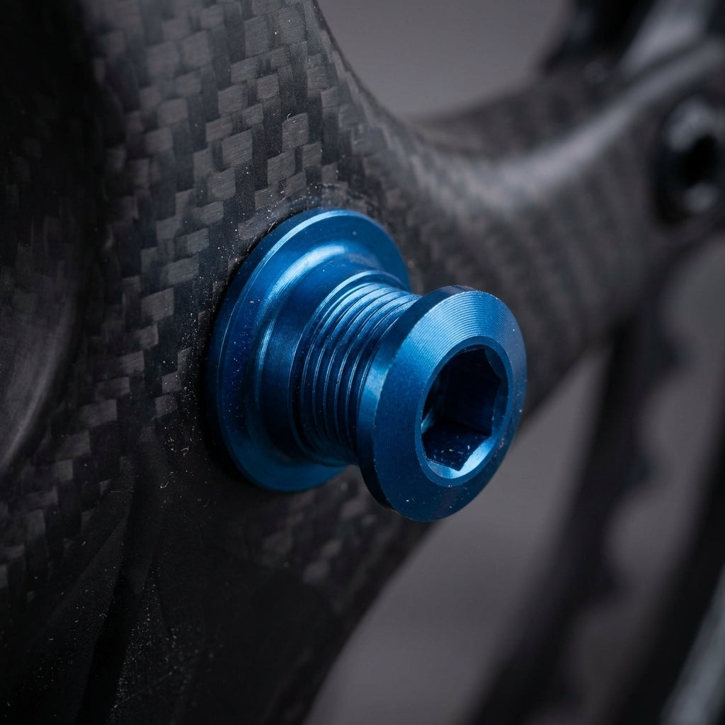 XLC Kettenblattschraube blau an Carbon-Fahrradrahmen, Nahaufnahme.