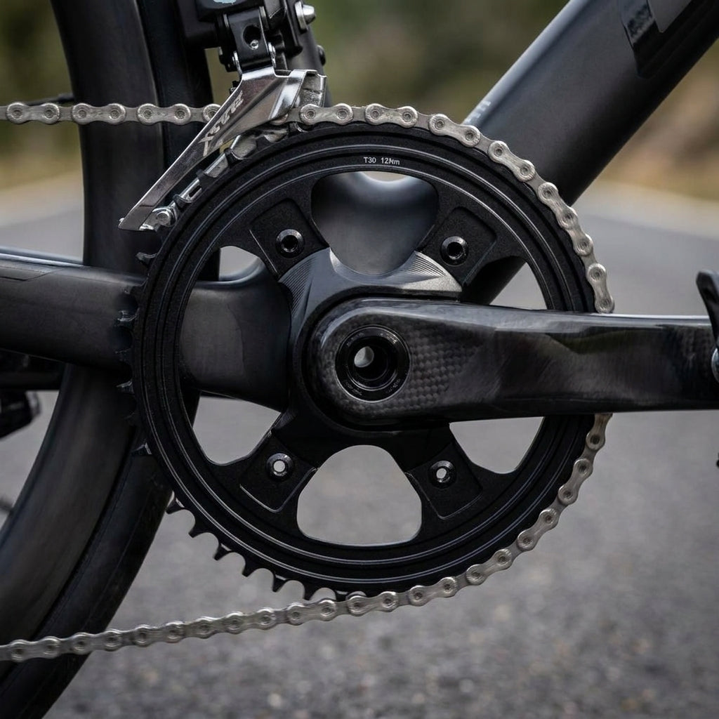 Schwarzes SRAM X-Sync Kettenblatt Road 12-fach mit Carbon-Kurbel und Kette für präzisen Rennrad-Antrieb.