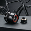 DT Swiss SRAM XDR Freilauf-Umrüstkit, nass, vor schwarzem Canyon Rennrad.