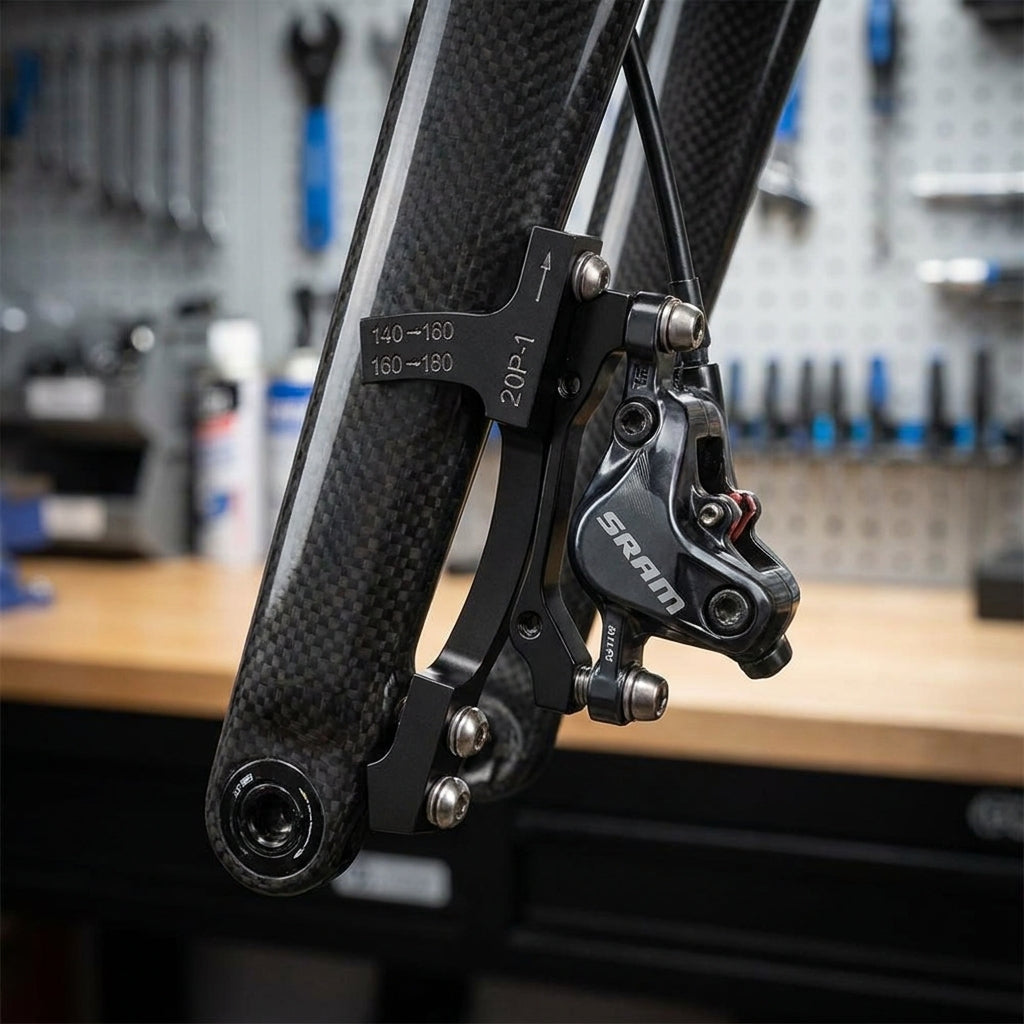 SRAM Scheibenbremsadapter 20P-1 (160/180mm) an Carbon Gabel mit Titan Schrauben montiert.