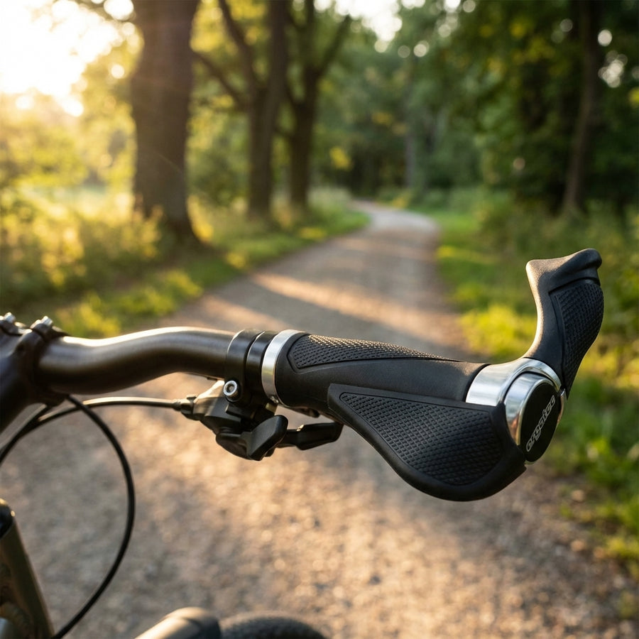 Ergotec Multiflex Fahrradgriffe mit Bar-Ends und ergonomischer Form in Schwarz Silber für Trekkingräder.