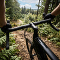 Humpert/Ergotec EXPLORER 20 Gravel-Lenker am E-Bike auf Schotterweg. Ergonomisch, stabil, Safety Level 6 für Offroad-Abenteuer.