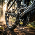 ConneX E-Bike Kettenblatt 32 Zähne schwarz für Bosch, Yamaha, Brose, Bafang am E-Mountainbike im Wald.