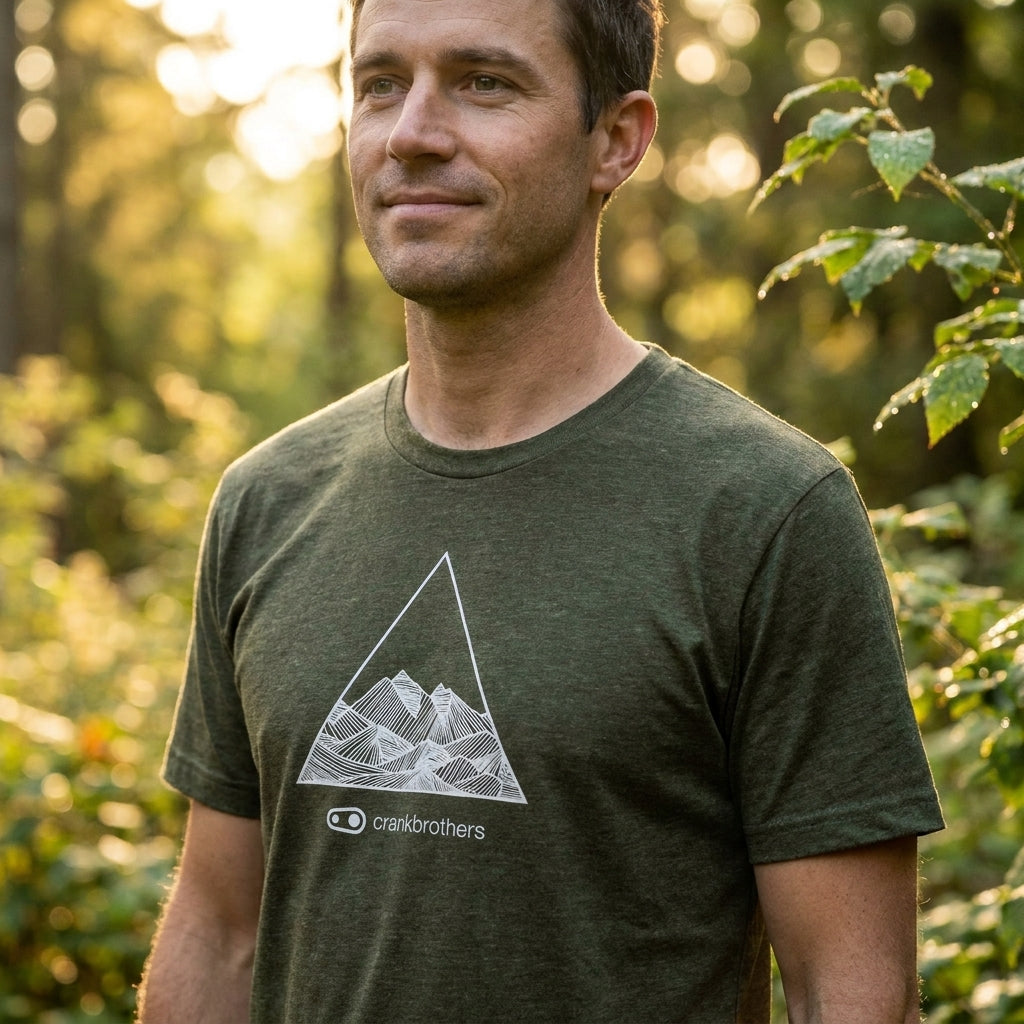 Crankbrothers Outline T-Shirt für Herren in Dunkelgrün. Stylisches & bequemes Freizeit-Shirt aus Baumwoll-Polyester-Mix für Biker.