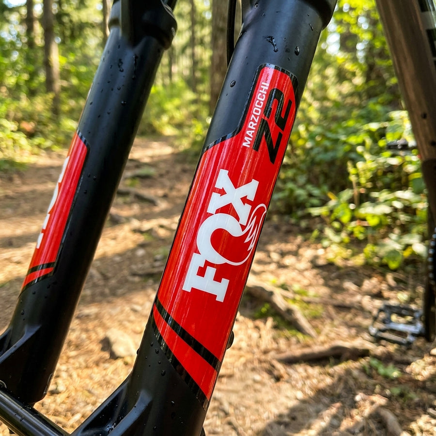 FOX Decal Kit Marzocchi Z2 Gloss Red Aufkleber für Federgabel. Modernes Design, Schutz und einfache Anbringung.