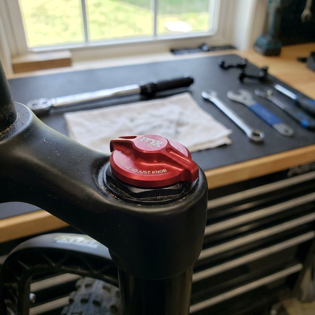 FOX Dämpfungsversteller Knob RD rot, Alu 7075. Präzise Rückdämpfungseinstellung für FOX Federgabeln und Dämpfer. Mountainbike Tuning.