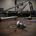 Avid Scheibenbremse Schrauben-Set: Edelstahl Schrauben und Unterlegscheiben für sichere, langlebige Fahrradbremsen.