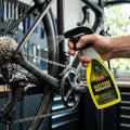 Atlantic Kettenreiniger 250ml Sprühflasche wird zur Reinigung auf eine Fahrradkette gesprüht.