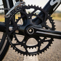 Schwarzes Stronglight CT2 Kettenblatt 52Z Campa 11-fach an Rennrad-Kurbel.