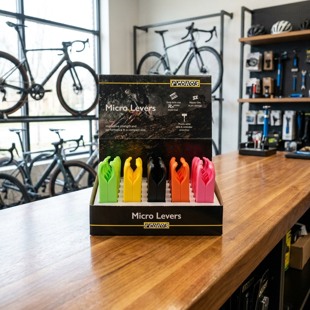 Pedro's Micro Lever Reifenheber Thekendisplay mit bunten Reifenhebern in einem Fahrradladen.