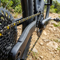 KMC DLC 12 Waxed 12-fach Kette schwarz-gelb. Hochleistungs-Fahrradkette gewachst, langlebig für E-Bikes.