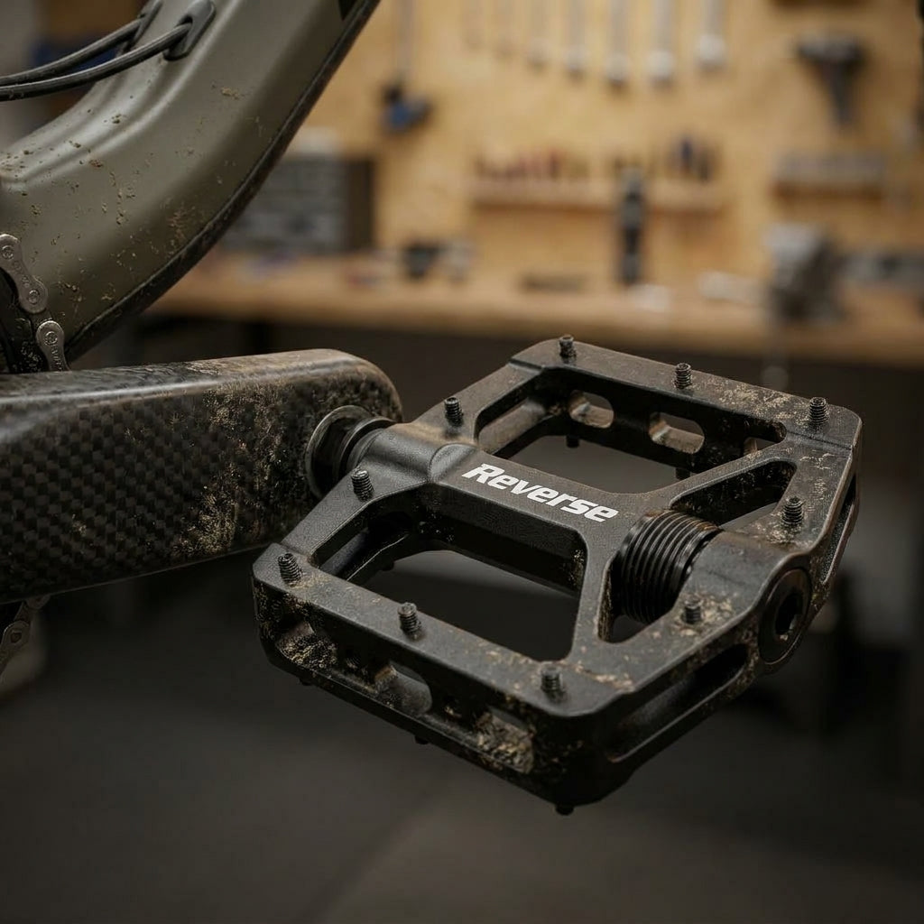 Reverse Pedalmutter Black ONE Pedal Ersatzteil. Passgenaue schwarze Mutter für Mountainbike Pedale ab 05/2016.