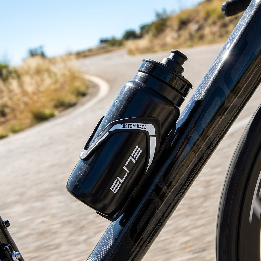 ELITE Flaschenhalter Custom Race schwarz/weiß matt mit Trinkflasche am Carbon-Fahrrad auf der Straße.
