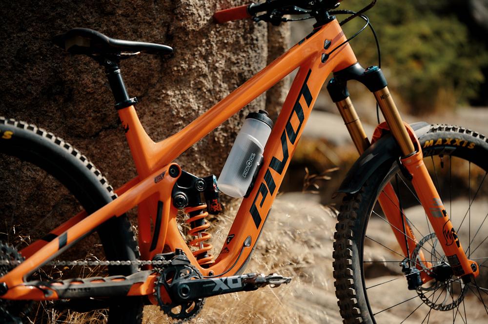 FIDLOCK TWIST BOTTLE 600ml am orangefarbenen Pivot Mountainbike, magnetischer Flaschenhalter.