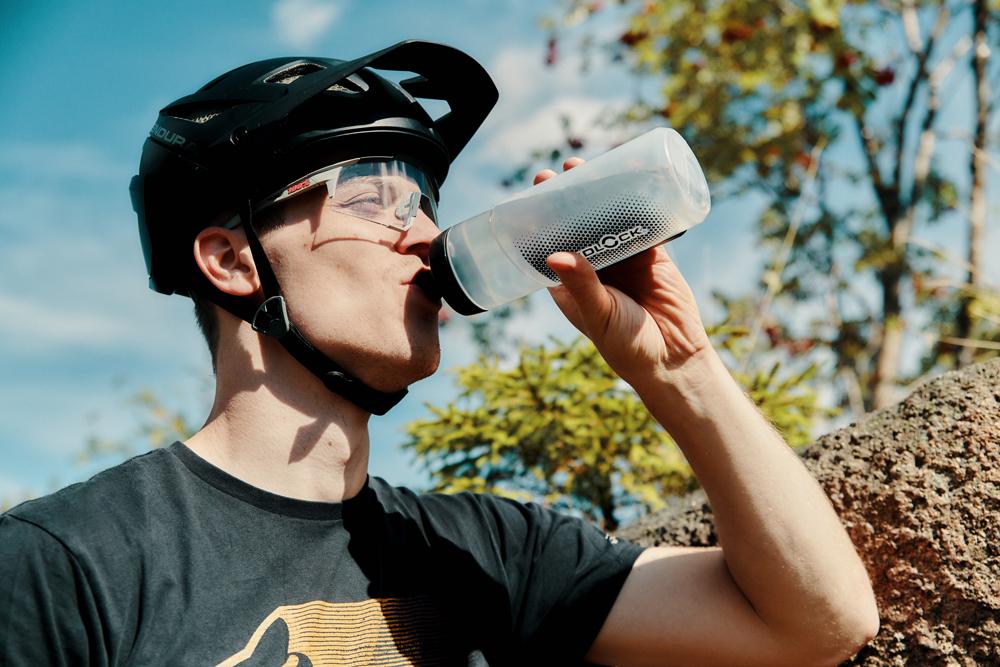 Radfahrer trinkt aus FIDLOCK TWIST BOTTLE 600ml Magnet-Trinkflasche für sicheres Handling.