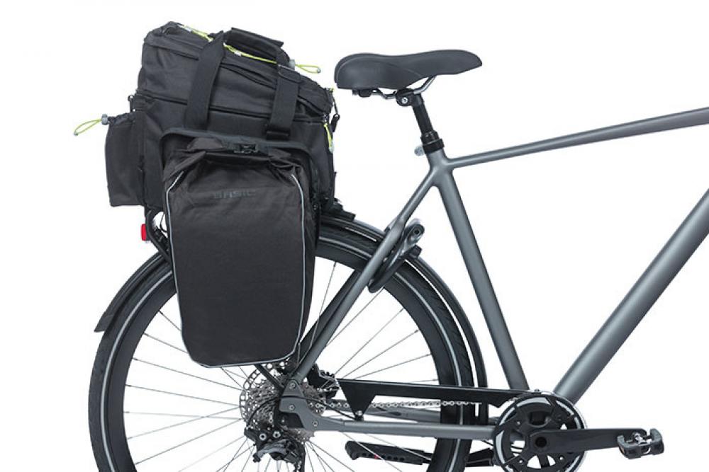 Schwarze Basil Miles Trunkbag XL Pro mit lime Akzenten auf grauem Fahrrad mit weiteren Packtaschen.