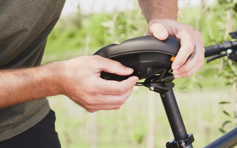 Selle Royal Sattel Explora 90° Relaxed Unisex: Hände montieren oder justieren den schwarzen Fahrradsattel.