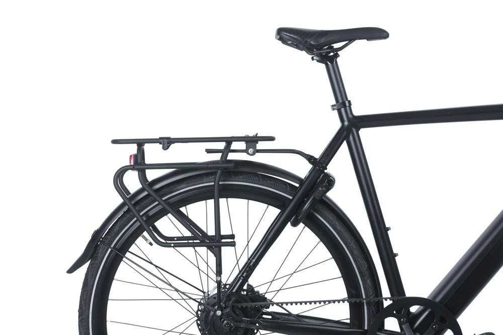 Schwarzer Basil Cargo Aluminium Gepäckträger MIK kompatibel, 30kg, an schwarzem Fahrrad, 26-28 Zoll.