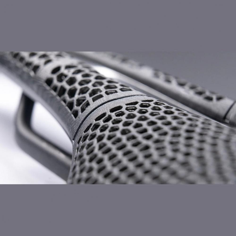 Ultraleichter schwarzer Prologo Nago R4 PAS 3DMSS Carbon-Fahrradsattel mit 3D-Wabenstruktur.