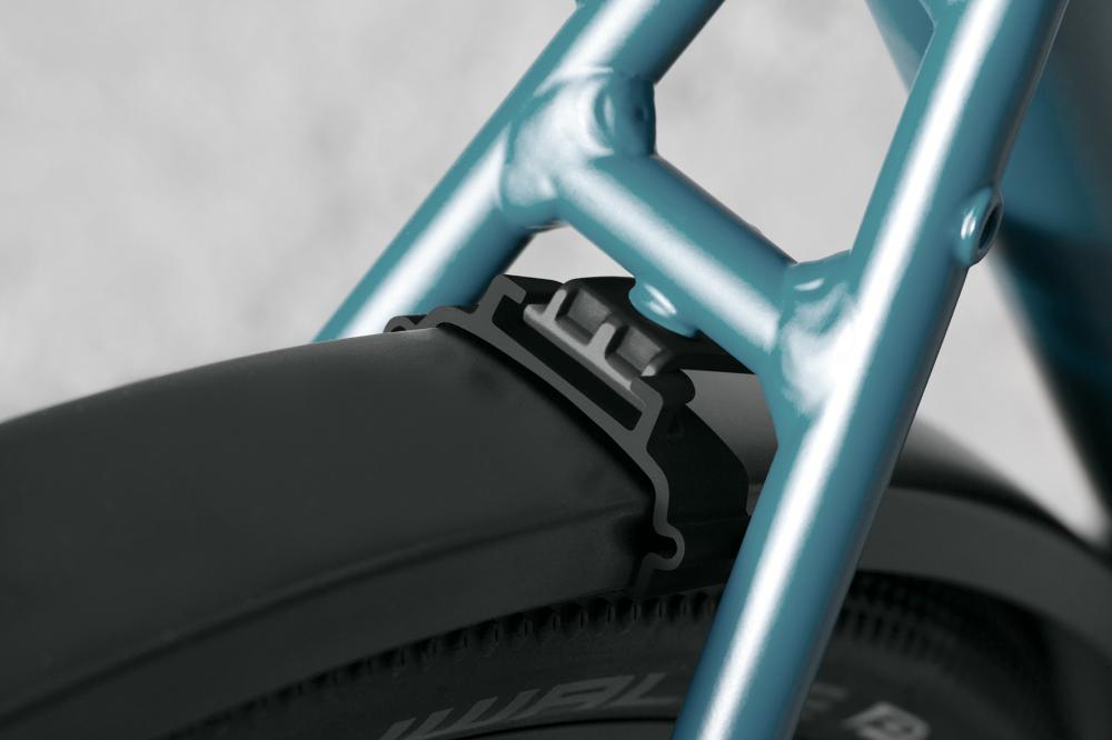 Matt-schwarzes SKS EDGE AL 56 Aluminium Schutzblech am blauen 28 Zoll Trekkingrad mit einfacher Montage und Reifenabdeckung.
