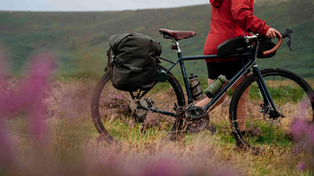 BROOKS Scape Pannier Large Mud Green - wasserdichte Fahrradtasche 18 Liter mit Rollverschluss & KlickFix-System - robuste Bikepacking-Seitentasche