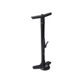 Schwarze BBB Cycling AirBoost BFP-28 Standpumpe mit Manometer und Hochdruckschlauch für Fahrräder.
